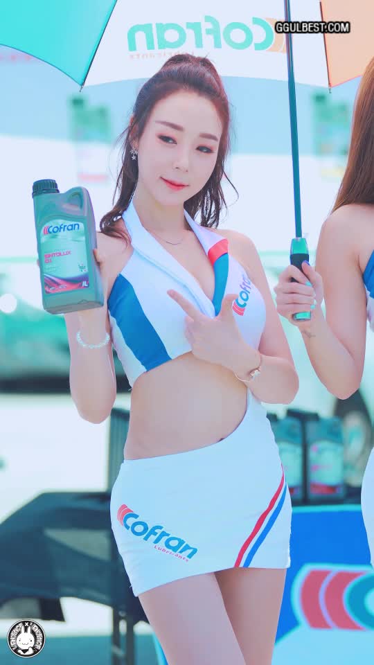 Racing model Huiyeon cleavage