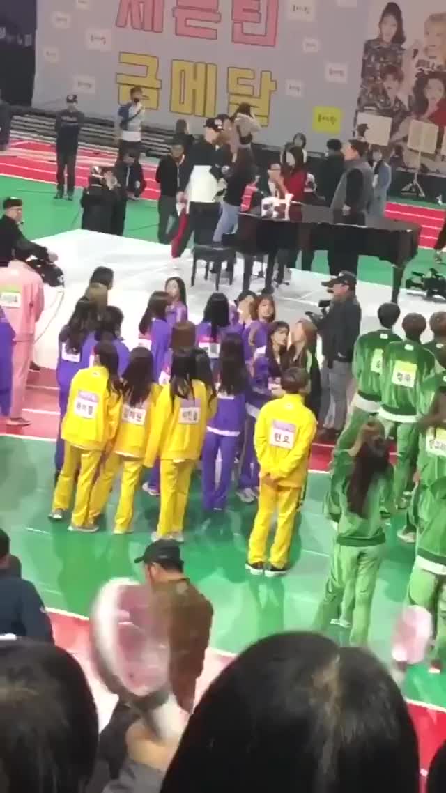 Jihyo and Nayeon getting ONCEs to cheer for them