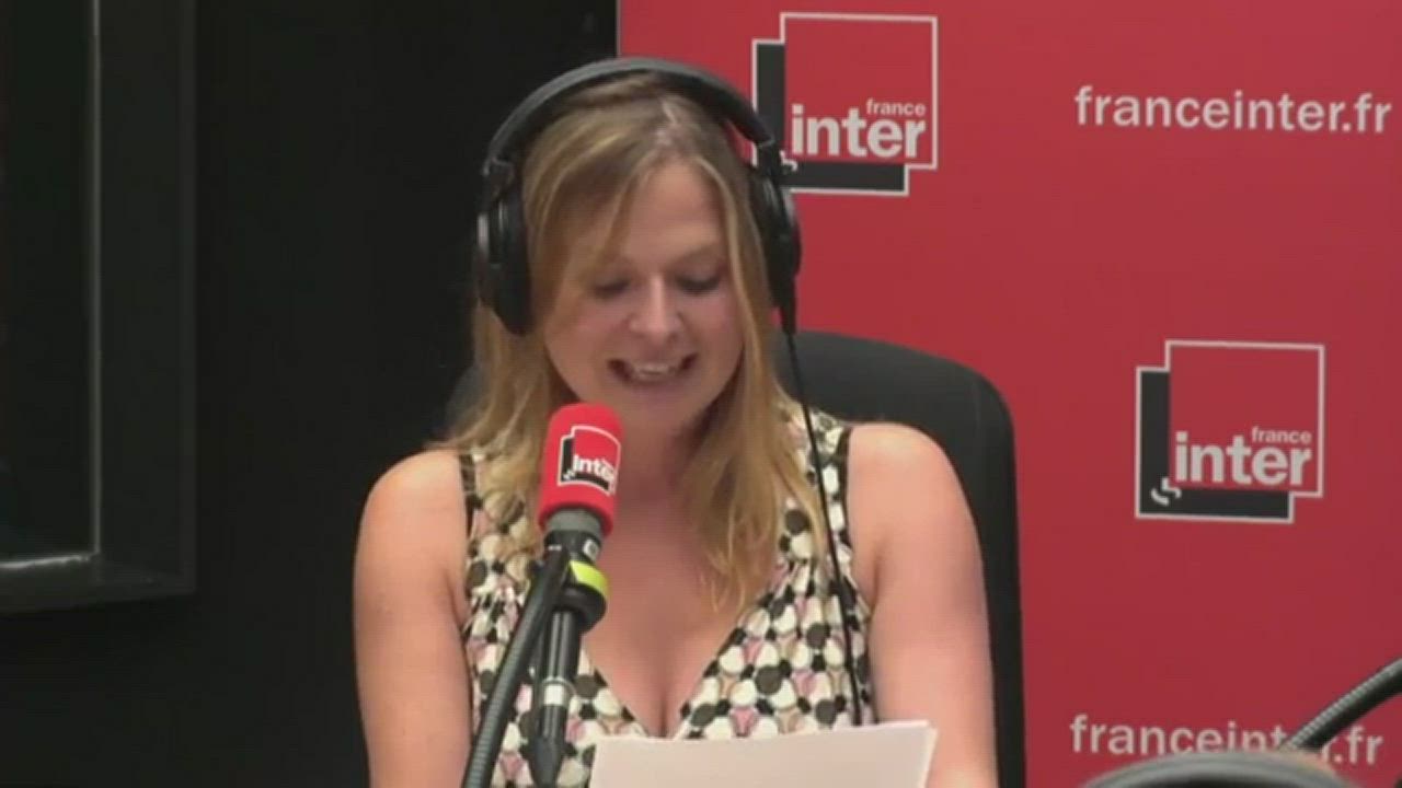 Une journaliste montre ses gros seins à la radio