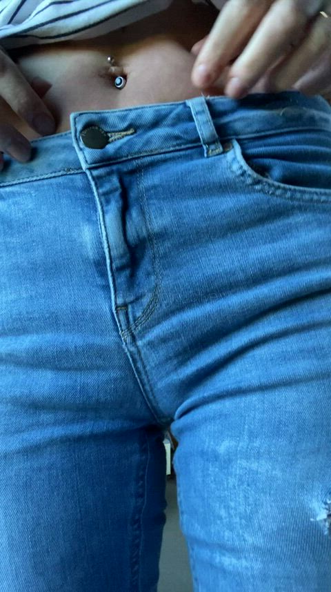 There’s a lil stretch to these jeans.. 😜