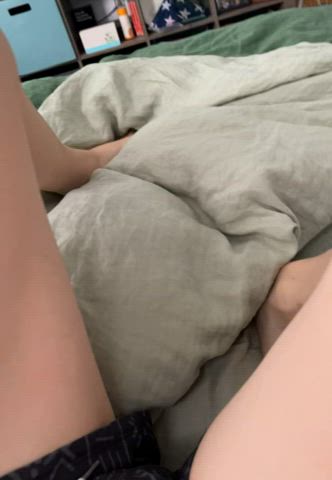 Wanna play with my feet ?