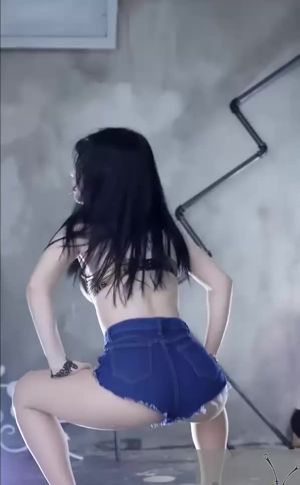 Wait a Minute - Soohyun - Sexy Ass Bouncing in Bra