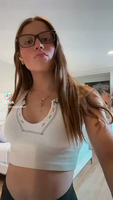 Upvote if this tight busty high school slut makes you want to stroke🤤🤤