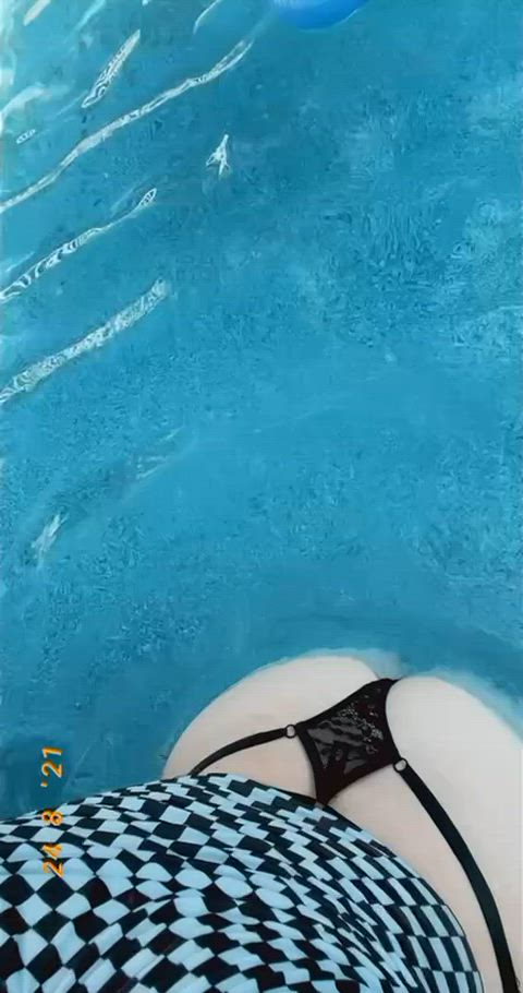 Shaking my ass in the pool~