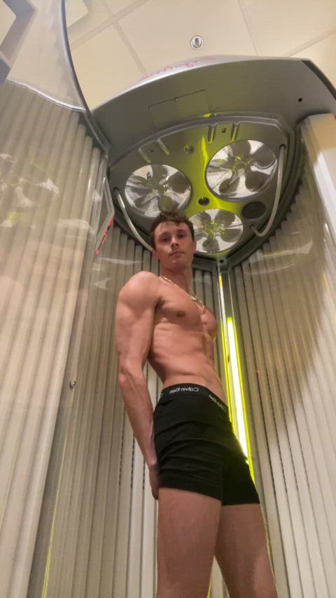 20 years old abs horny muscles onlyfans public flexing clip