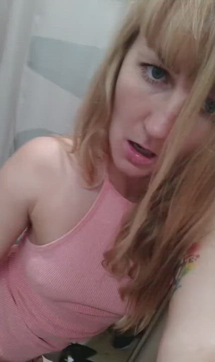 Fingered by her boyfriend before giving him a blowjob in the fitting room