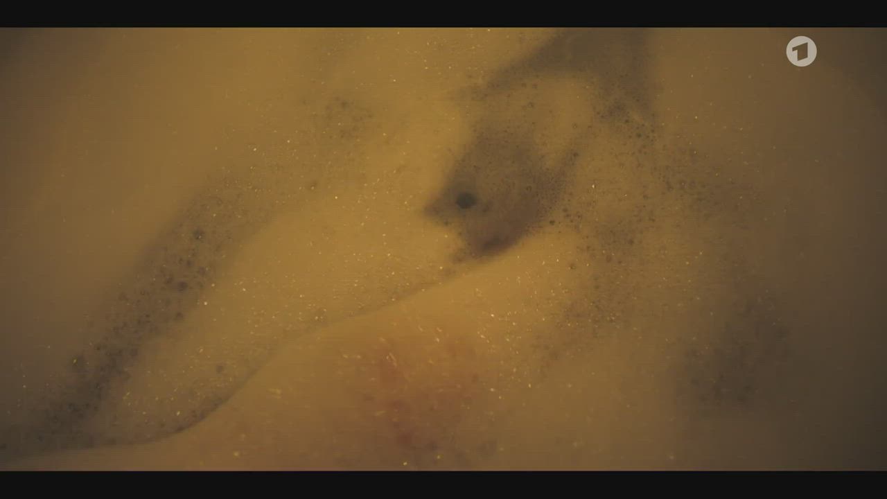 Bathtub Bed Sex Celebrity Cunnilingus German Lesbian Nudity clip