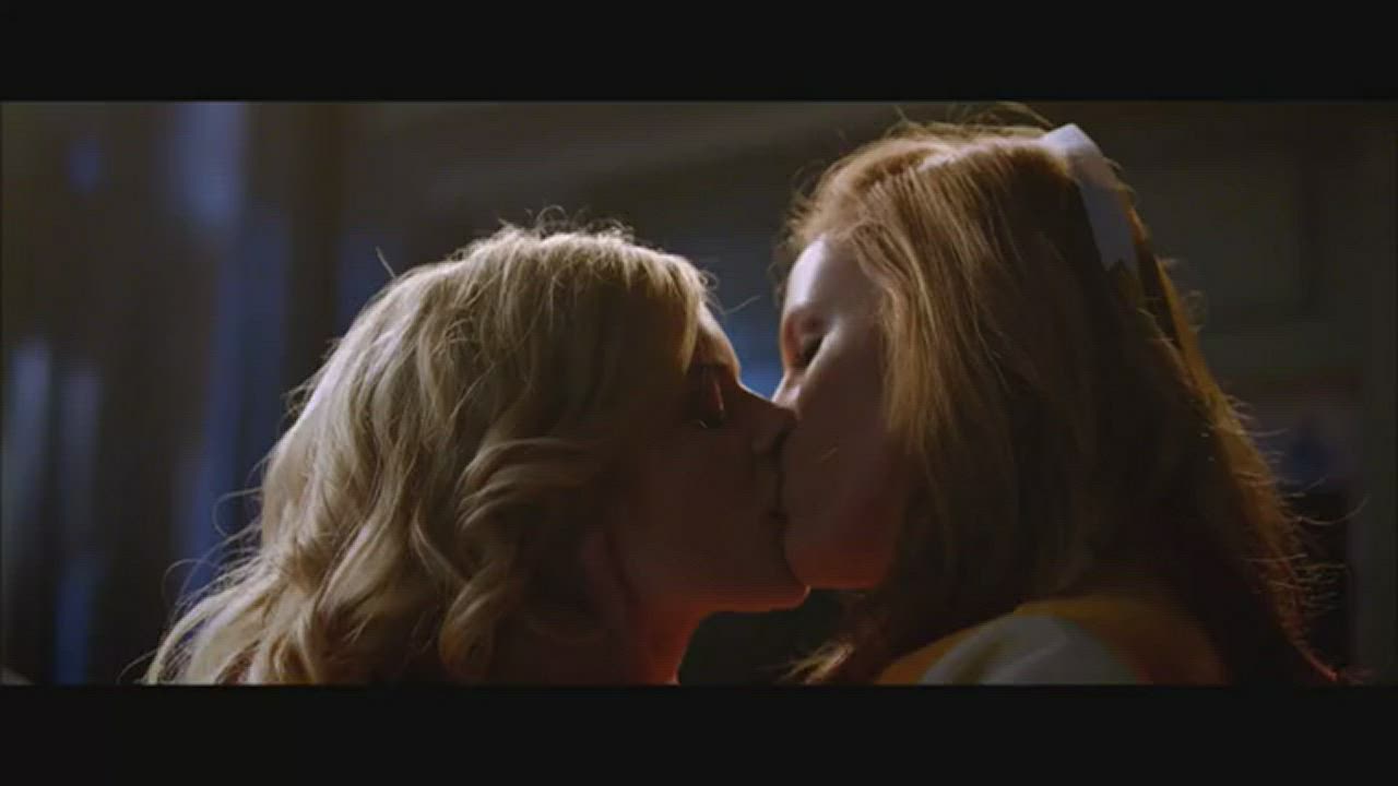 Celebrity Kissing Lesbian clip