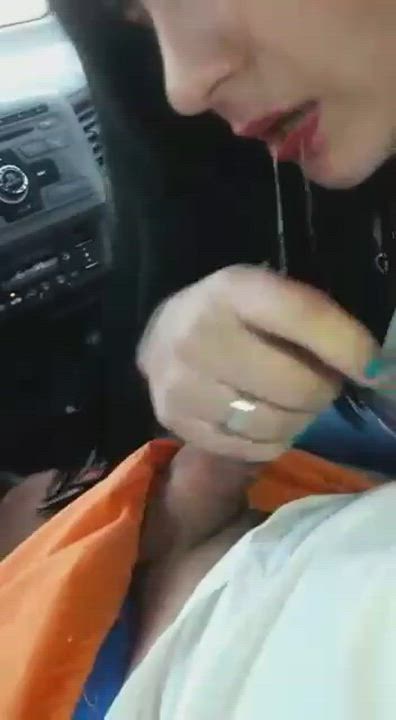 SUPER HOT?? SHOPPING MALL WORKER GIVING BLOWJOB TO LUCKY CUSTOMER IN HIS CAR [MUST