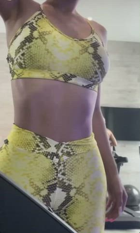 Kylie's fat ass jiggling😍
