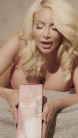 Nicolette Shea with her FeelStars Stroker | Designed Exclusively for the KEON