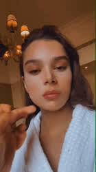 Hailee Steinfeld clip