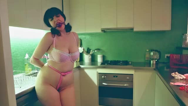 Curvy lady can't get out of the kitchen
