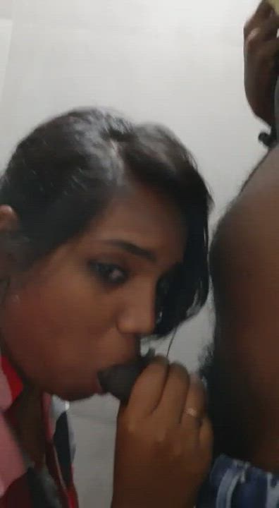 🔥🥰Horny Tamil babe giving blowjob to her boyfriend in trial Room [full video]