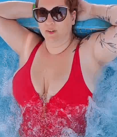 BBW Big Tits Boobs Cleavage Curvy Hotwife Thick Tits Wet clip