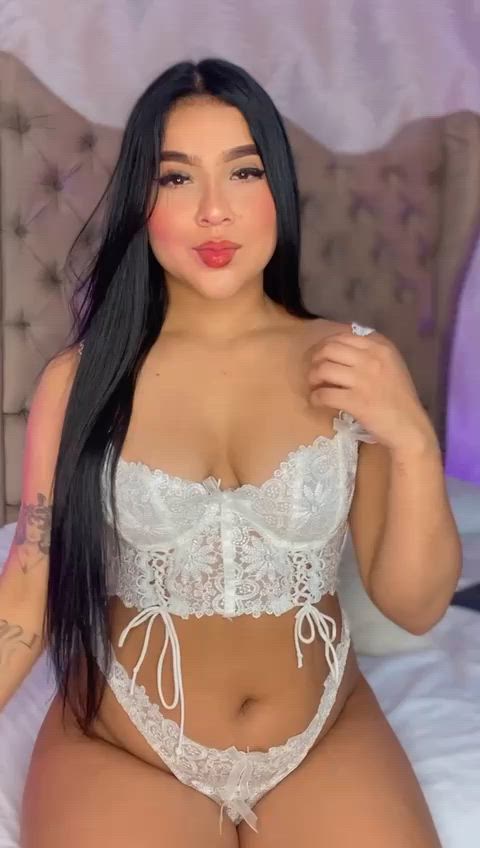 Sexy latin girl wannaplay with you