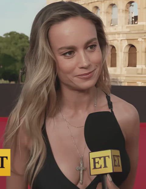 brie larson celebrity cleavage clip