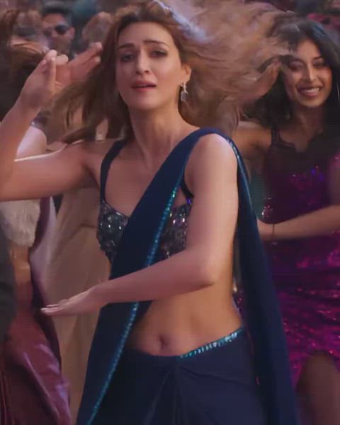 Kriti Sanon teasing navel shake in saree