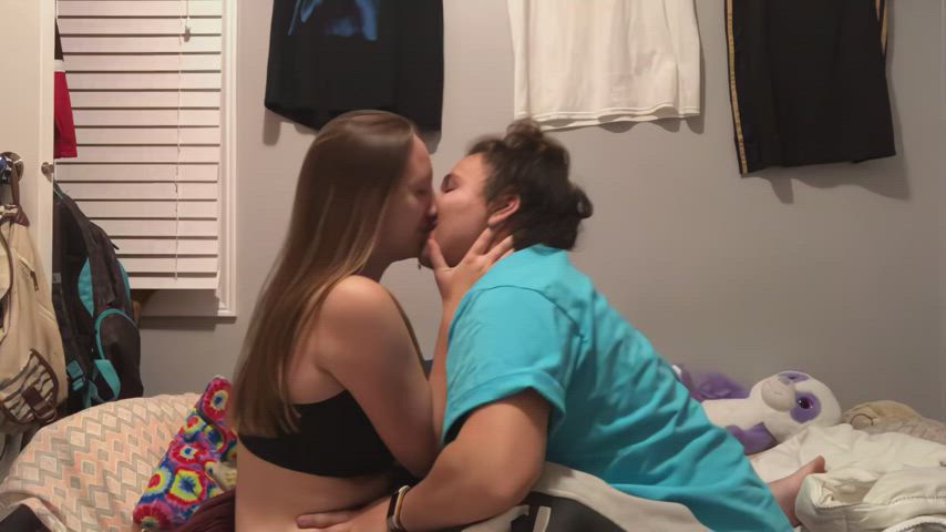 girlfriend girls kissing lesbian teen turkish clip