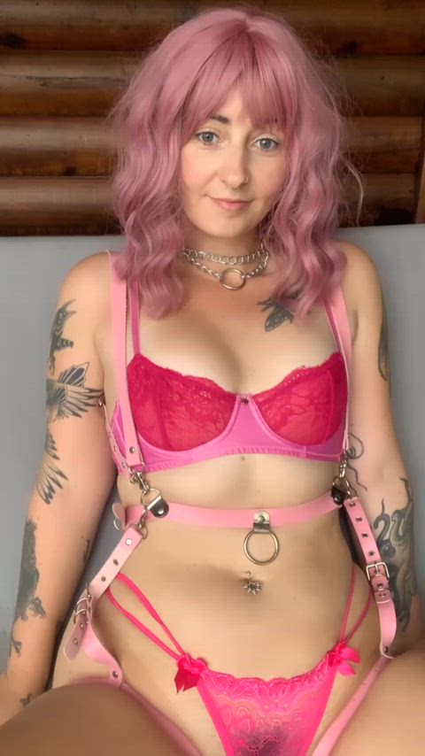 Can I be your pink toy for the afternoon? 💕