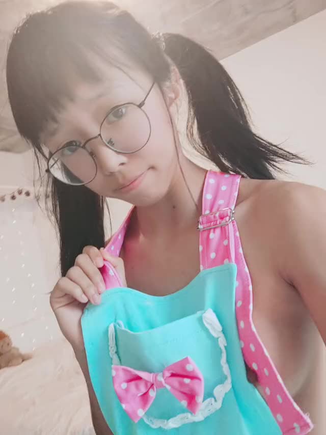 Smol boob reveal!! (｡•̀ᴗ-)✧