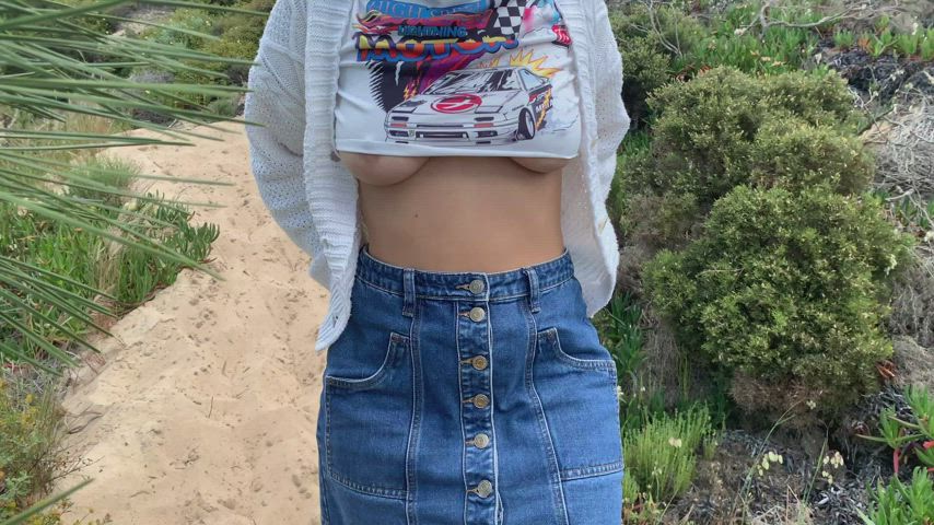 Any crop top lovers? I am sharing all of my content over my premium platforms, that