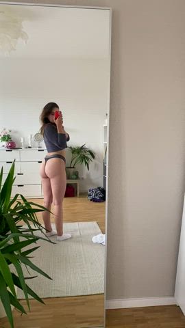 If even 4 guys see my 18 y/o ass, I’ll celebrate and fuck myself ?