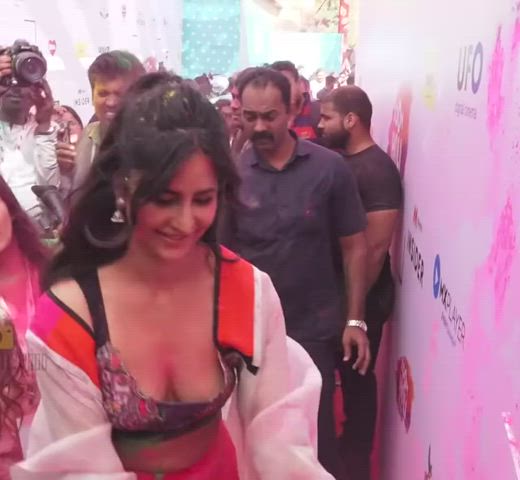 Katrina Kaif flaunting her cleavage 😍