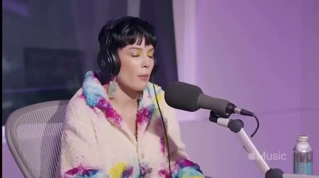 Celebrity Halsey clip