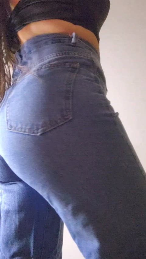 A blue jean... Nothing better to shake my ass🍑