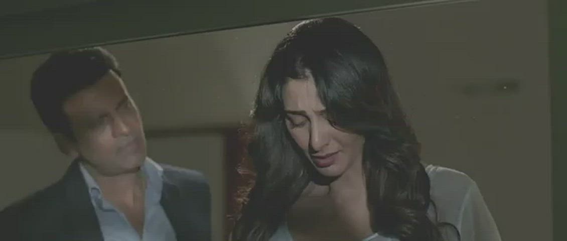 Tabu and Manoj Bajpayee Kiss and Hot Scene in Missing (2018)