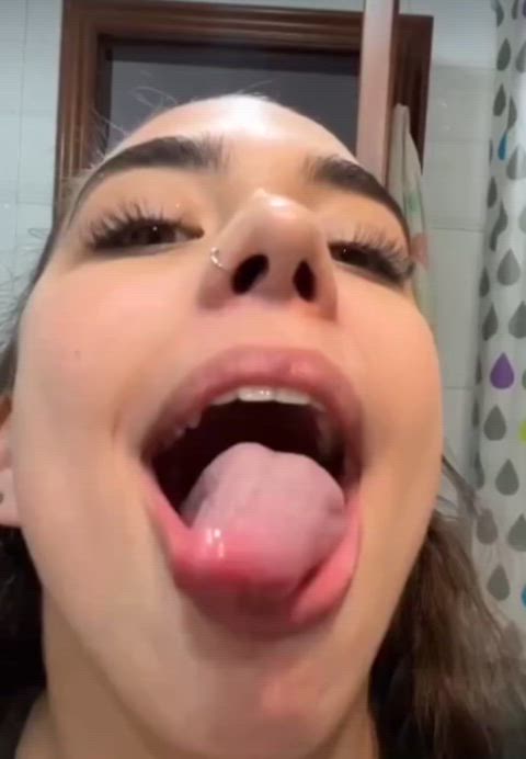 Noa’s sloppy tongue