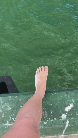 My beauty feet in the sea