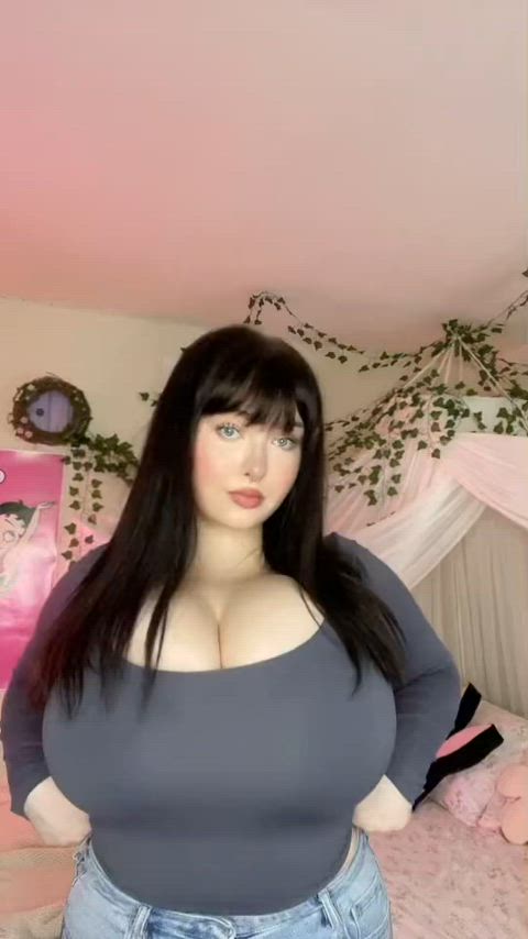 busty huge tits jiggling clip