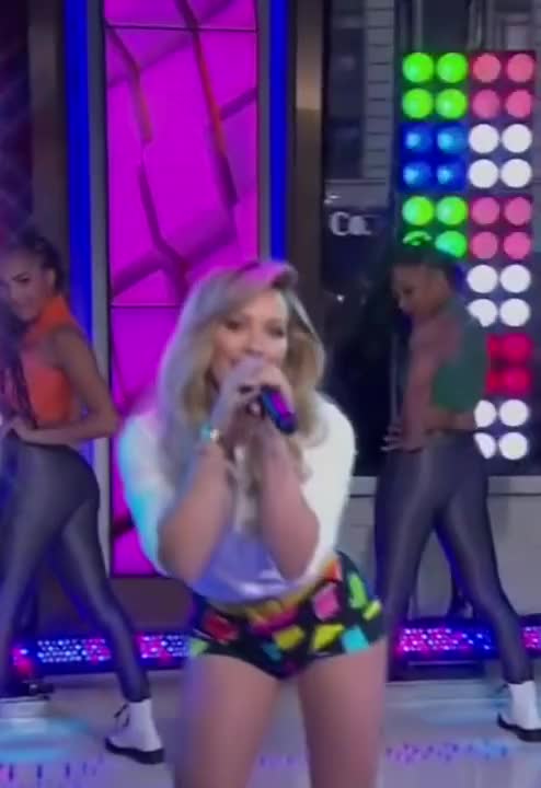 Hilary Duff - Good Morning America, June 2015  - 02 (1)