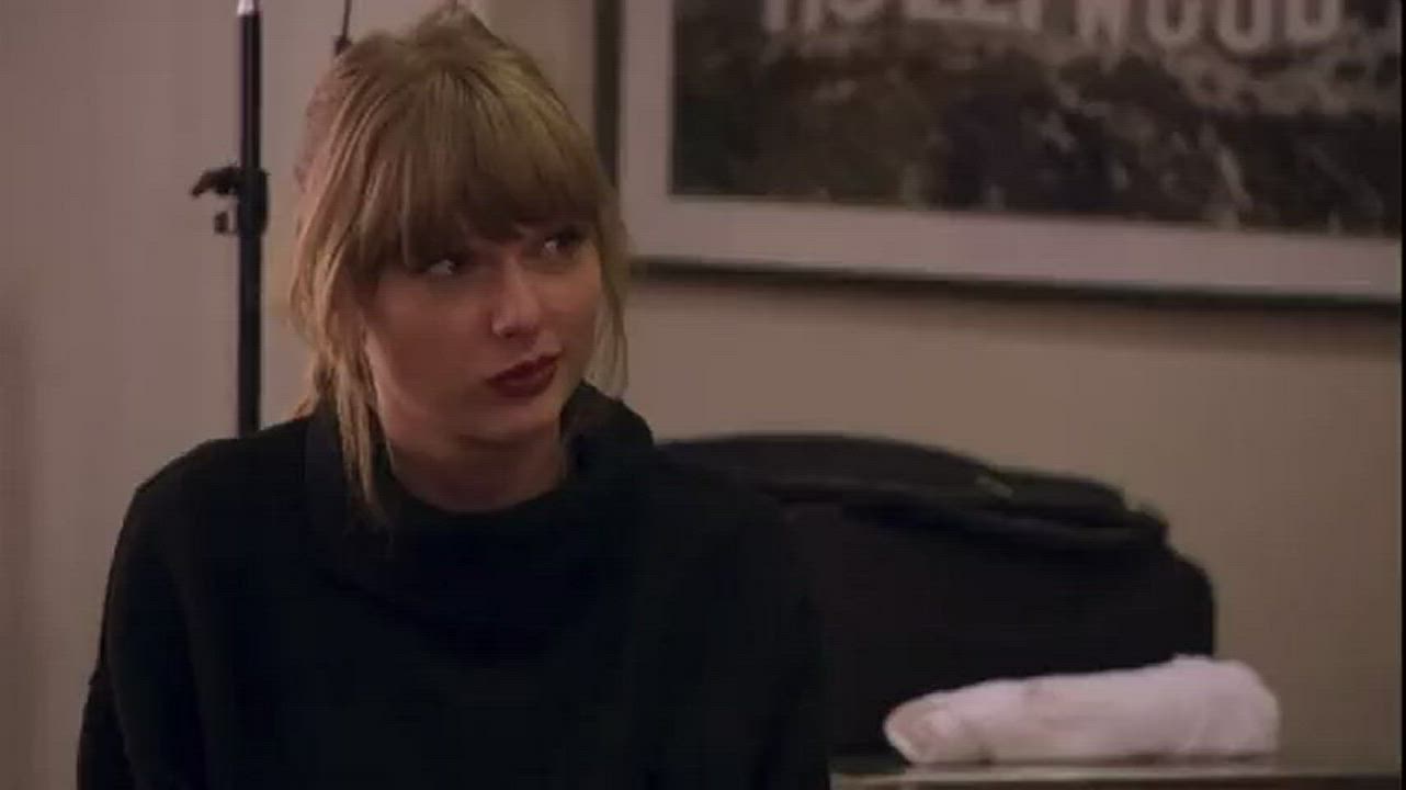 Taylor swift with a smug look