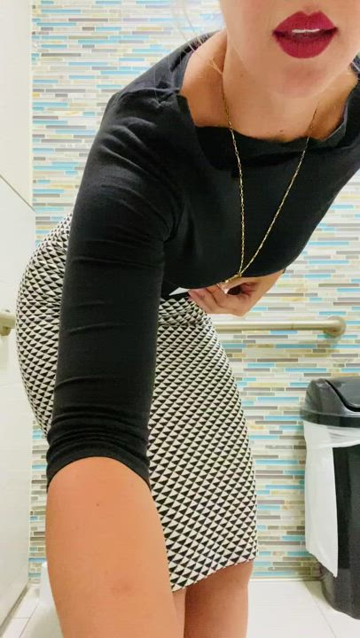 Is a skirt this tight appropriate work-wear for a teacher?. [f]40