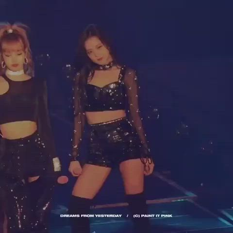 Jisoo little cleavage,the abs and thicc thighs