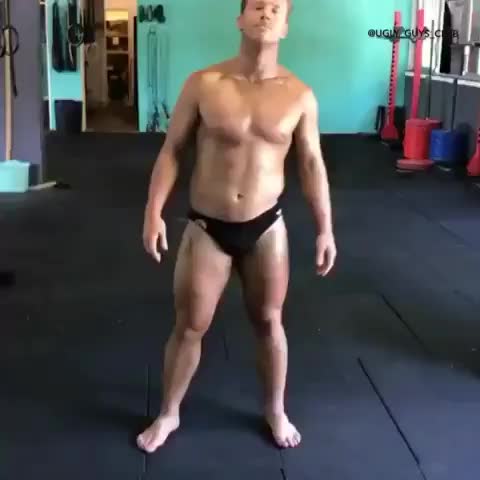 Hombres desnudos en el gym