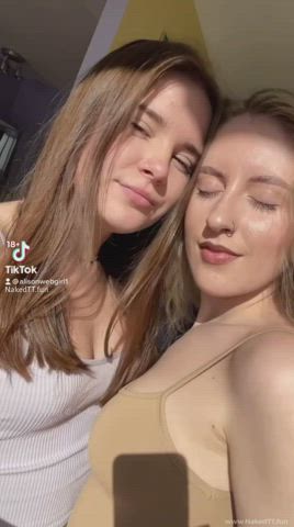 Girls Lick Teen clip