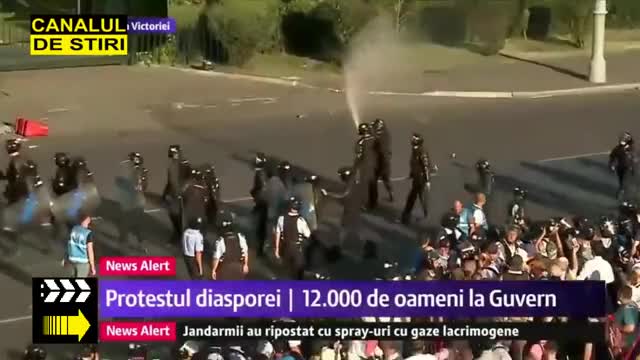 Un jandarm goleste o butelie cu gaze lacrimogene in Piata Victoriei