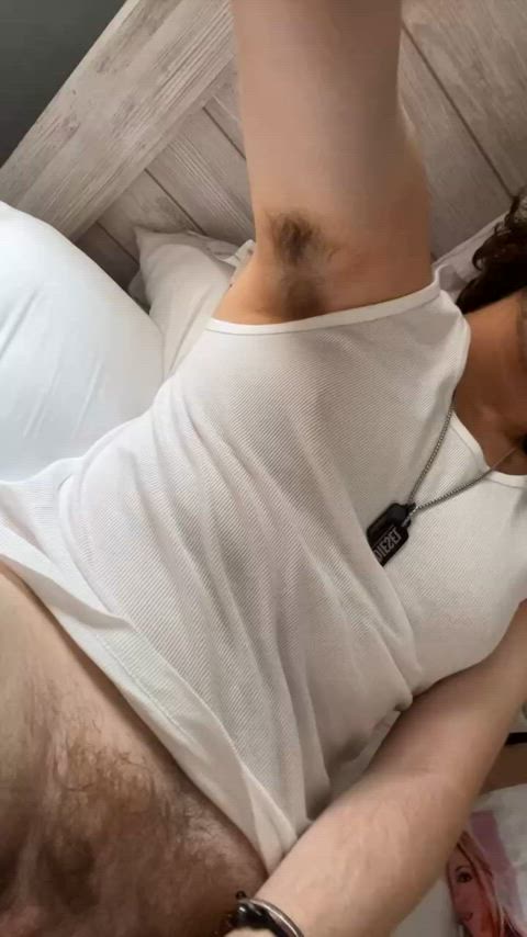 19 (snap: eebynff) big dick top looking for hairy bottoms. fisting +++