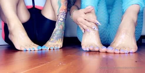 Any gooners out there love long nails and slick feet?