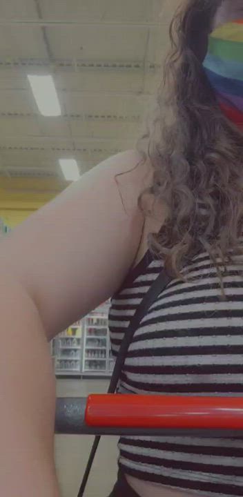 Big tittes flash in a grocery store (21f)