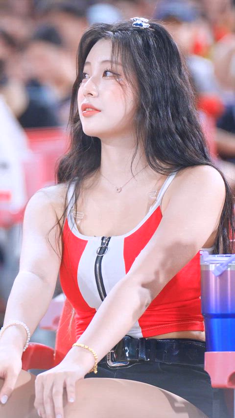 Cheerleader Yu Se-bin fights the heat 💦