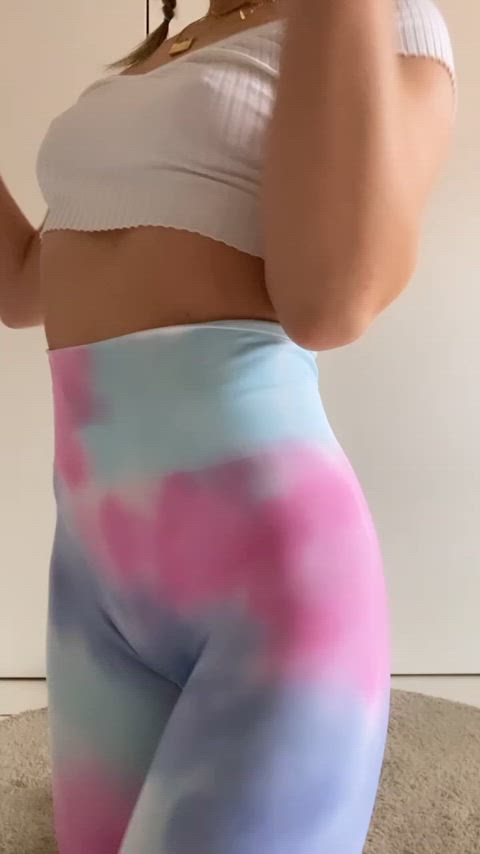 Bubble ass in yoga pants wish you happy day!