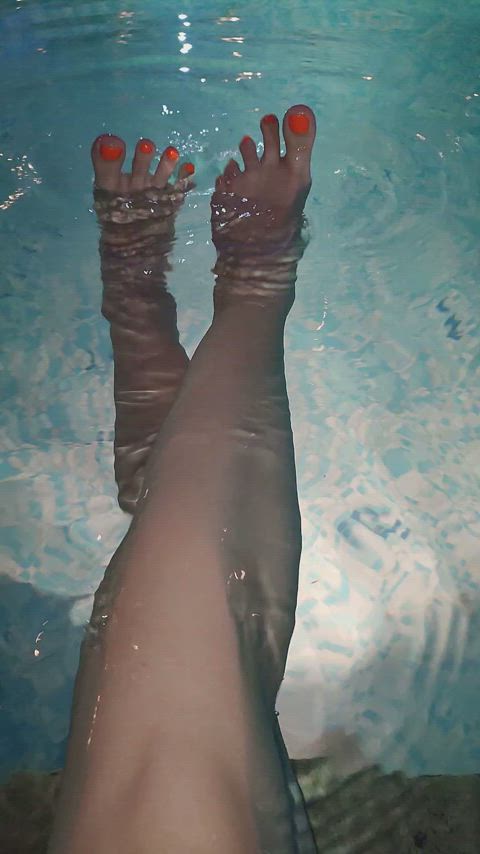 amateur feet feet fetish foot foot fetish pool sfw solo swimming pool toes clip