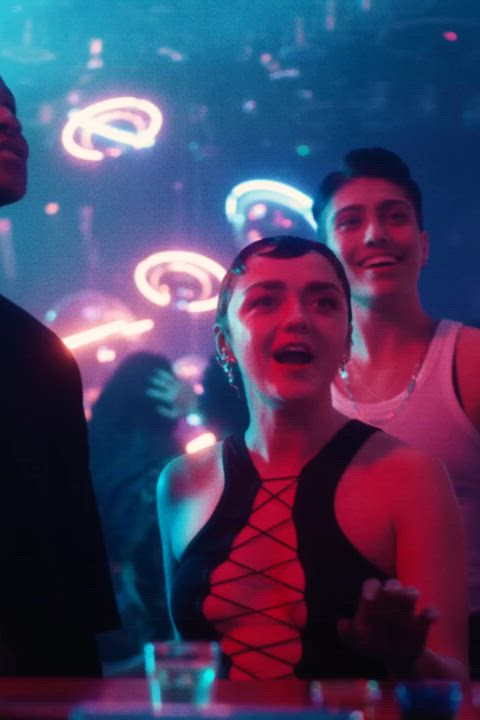 celebrity cleavage maisie williams clip