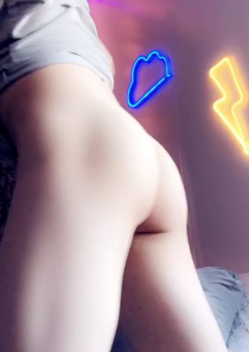 A little jiggle in front of my new lights 💖🍑