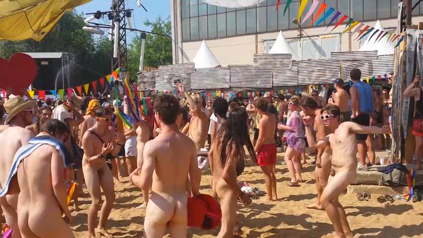 amateur festival friends nudist outdoor party public r/caughtpublic clip